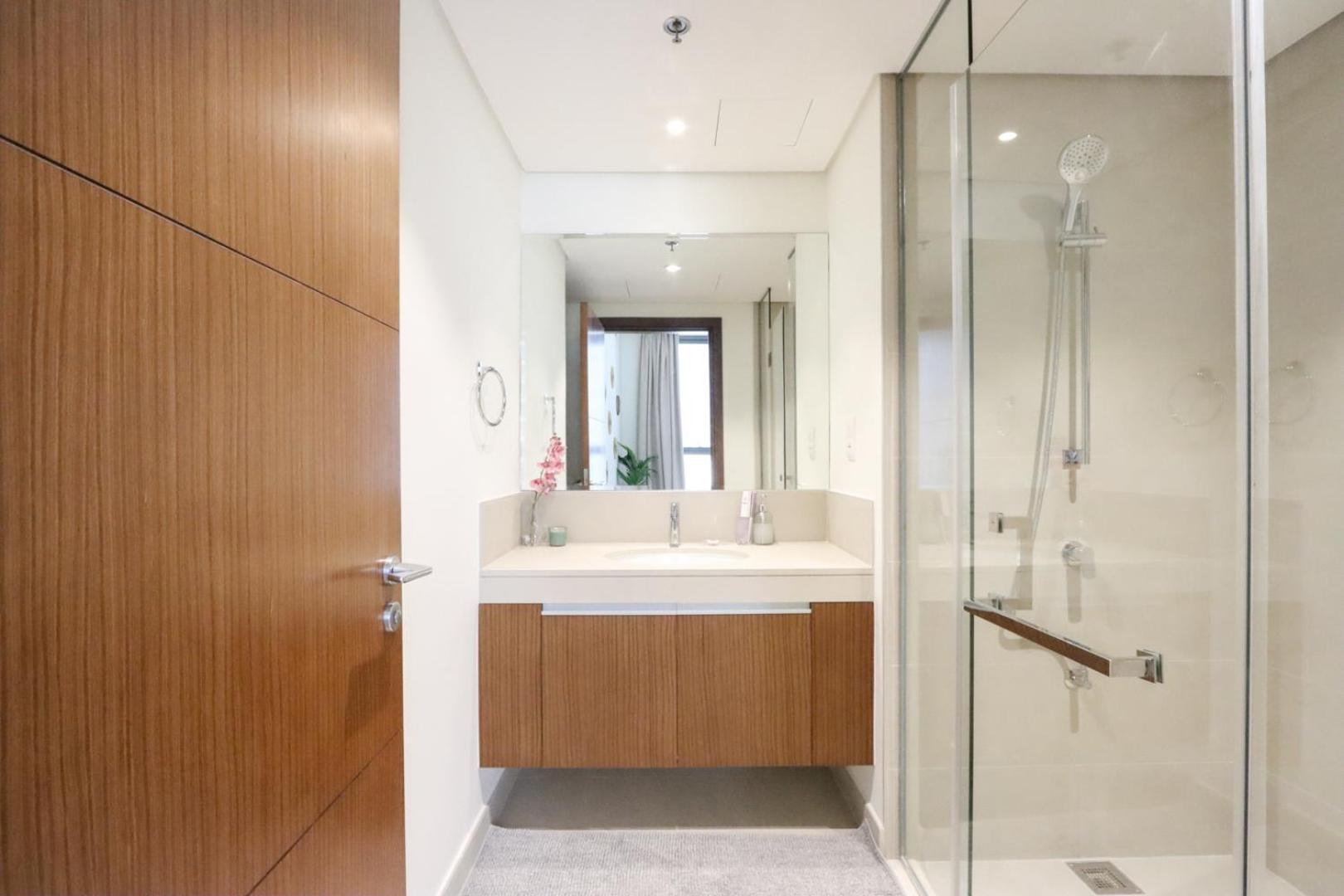 Livbnb Creekfront 2br With Skyline Views Steps To Creek Marina * Dubai